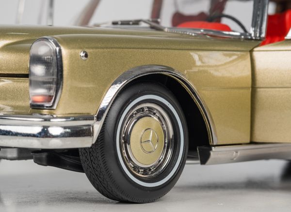 Xe Mô Hình Mercedes-Benz Pullman MB 600 1:18 Kengfai (Gold Nội Thất Đỏ)