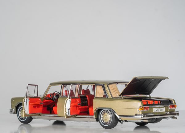 Xe Mô Hình Mercedes-Benz Pullman MB 600 1:18 Kengfai (Gold Nội Thất Đỏ)