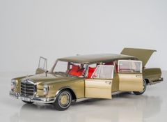 Xe Mô Hình Mercedes-Benz Pullman MB 600 1:18 Kengfai (Gold Nội Thất Đỏ)