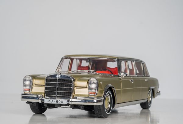 Xe Mô Hình Mercedes-Benz Pullman MB 600 1:18 Kengfai (Gold Nội Thất Đỏ)