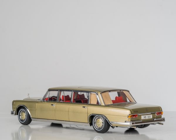 Xe Mô Hình Mercedes-Benz Pullman MB 600 1:18 Kengfai (Gold Nội Thất Đỏ)