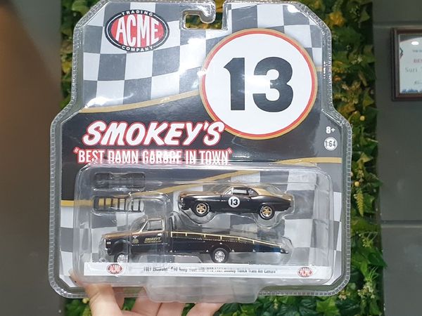 Xe Mô Hình Chevrolet C-30 Ramp Truck with #13 1967 Smokey Yunick Trans Am Camaro 1:64 ACME ( Đen Nâu Coffee )