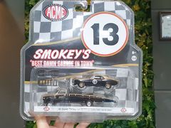 Xe Mô Hình Chevrolet C-30 Ramp Truck with #13 1967 Smokey Yunick Trans Am Camaro 1:64 ACME ( Đen Nâu Coffee )