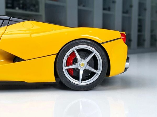 Xe Mô Hình Ferrari LaFerrari 1:18 BBR Models ( Vàng Mui Đen )