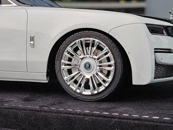 Xe Mô Hình Rolls-Royce Ghost 1:18 HH Model ( Trắng Mui Đen )