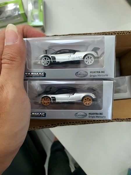 Xe Mô Hình Pagani Huayra BC Grigio Mercurio 1:64 Tarmac Works (Bạc)