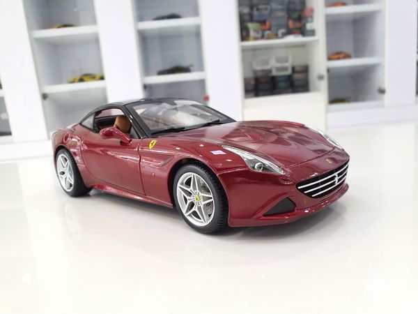 XE MÔ HÌNH FERRARI CALIFORNIA T 1:18 CLOSE TOP BBURAGO (SIGNATURE SERIES)
