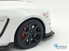 XE MÔ HÌNH FORD SHELBY GT350R 1:18 GTSPIRIT (TRẮNG)