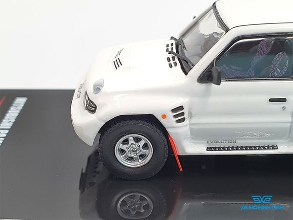 Xe Mô Hình Mitsubishi Pajero Evolution White With Extra Wheels 1:64 Inno Model (Trắng)