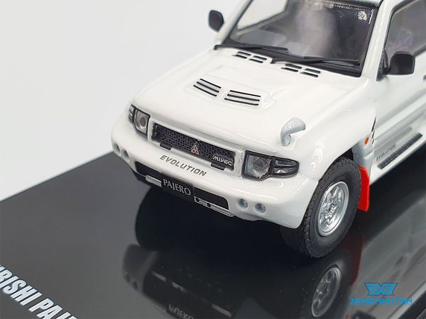 Xe Mô Hình Mitsubishi Pajero Evolution White With Extra Wheels 1:64 Inno Model (Trắng)