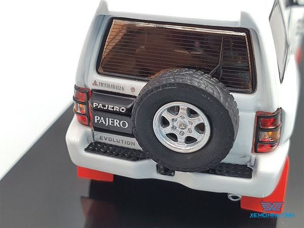 Xe Mô Hình Mitsubishi Pajero Evolution White With Extra Wheels 1:64 Inno Model (Trắng)