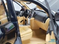 Xe Mô Hình Toyota Land Cruiser 1:18 KengFai ( Đen )