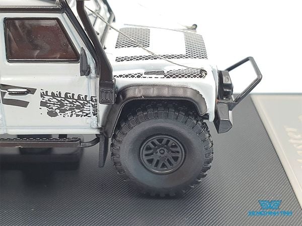 Xe Mô Hình Land Rover Defender 110 1:64 Master ( Trắng )