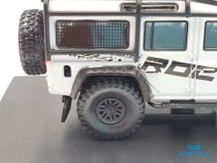 Xe Mô Hình Land Rover Defender 110 1:64 Master ( Trắng )