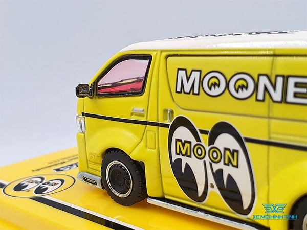 Xe Mô Hình Toyota Hiace Widebody Mooneyes 1:64 Tarmac Works ( Vàng )