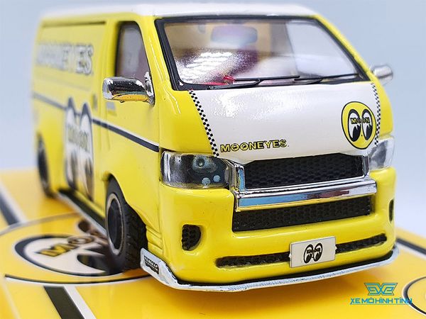 Xe Mô Hình Toyota Hiace Widebody Mooneyes 1:64 Tarmac Works ( Vàng )