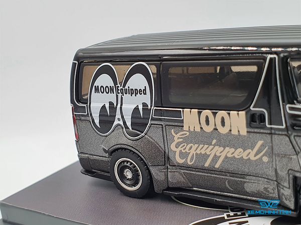 Xe Mô Hình Toyota Hiace Widebody MOONEYES 1:64 Tarmac Works (Đen)