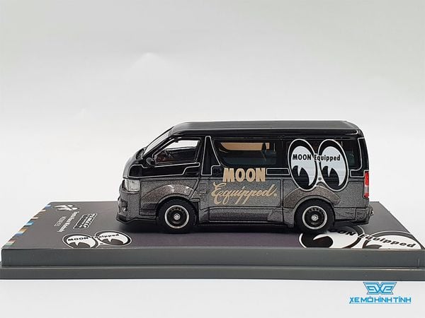 Xe Mô Hình Toyota Hiace Widebody MOONEYES 1:64 Tarmac Works (Đen)