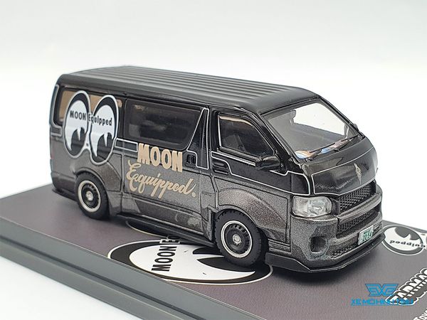 Xe Mô Hình Toyota Hiace Widebody MOONEYES 1:64 Tarmac Works (Đen)