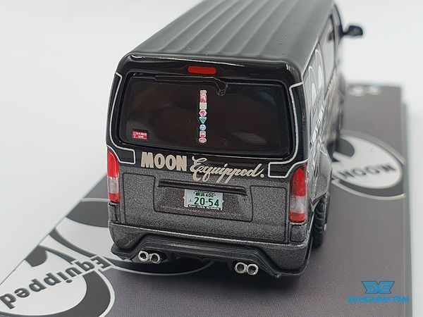 Xe Mô Hình Toyota Hiace Widebody MOONEYES 1:64 Tarmac Works (Đen)