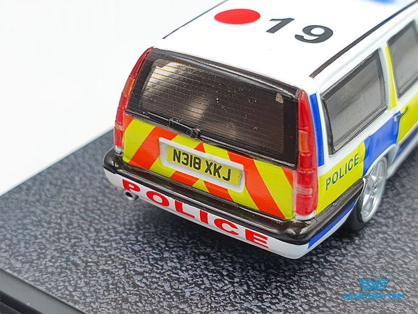 Xe Mô Hình Volvo 850 Estate Police Car 1:64 Tarmac Works ( Trắng )