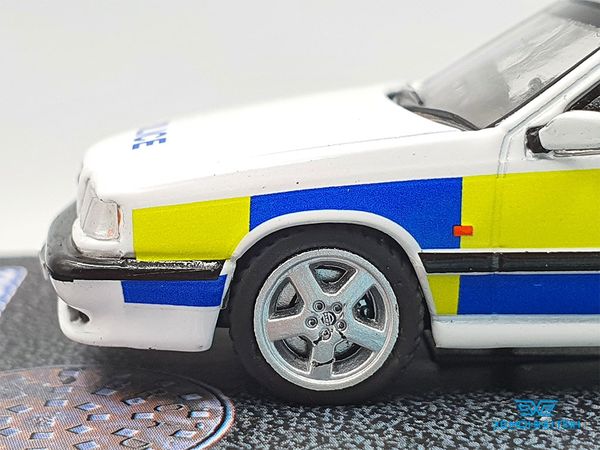 Xe Mô Hình Volvo 850 Estate Police Car 1:64 Tarmac Works ( Trắng )