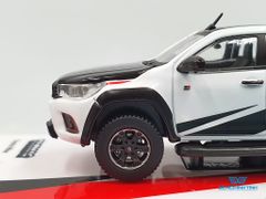 Xe Mô Hình Toyota Hilux 1:64 Tarmac Works ( Trắng Đen )