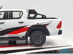 Xe Mô Hình Toyota Hilux 1:64 Tarmac Works ( Trắng Đen )