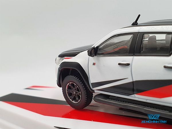 Xe Mô Hình Toyota Hilux 1:64 Tarmac Works ( Trắng Đen )