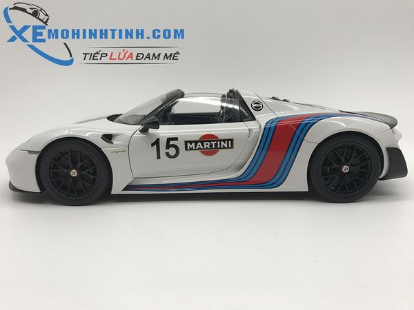 1/18 PORSCHE 918 SPYDER WEISSACH PACKAGE (WHITE/MARTINI LIVERY)