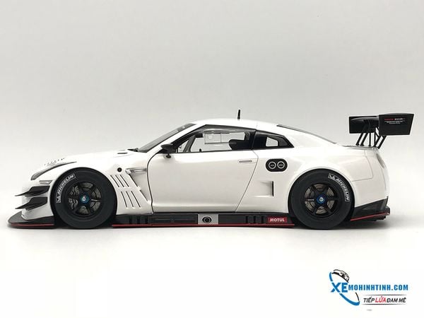 MH NISSAN GT-R NISMO GT3 1:18 AUTOART (WHITE)