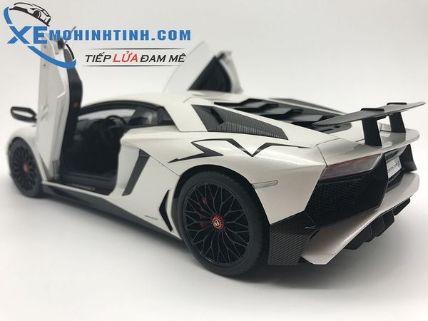 1/18 LAMBORGHINI AVENTADOR LP750-4 SV (BIANCO CANOPUS/PEARL WHITE)