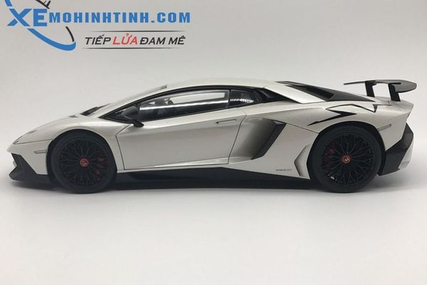 1/18 LAMBORGHINI AVENTADOR LP750-4 SV (BIANCO CANOPUS/PEARL WHITE)