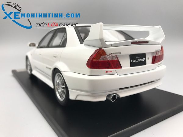 XE MÔ HÌNH Mitsubishi Lance Evolution V 1:18 TarmacWorks (TRẮNG)