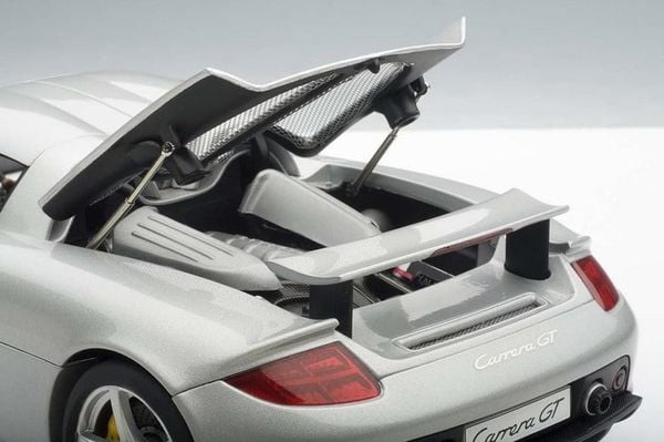 Xe Mô Hình 1:18 Porsche Carrera Gt - Bạc