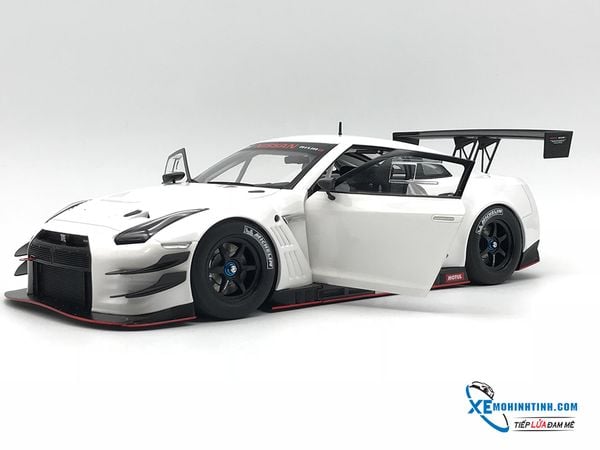 MH NISSAN GT-R NISMO GT3 1:18 AUTOART (WHITE)