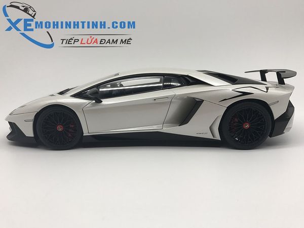 1/18 LAMBORGHINI AVENTADOR LP750-4 SV (BIANCO CANOPUS/PEARL WHITE)