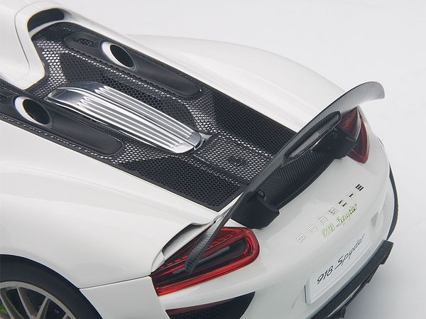 Xe Mô Hình 1:18 Porsche 918 Spyder Weissach Package - Trắng