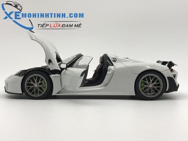 Xe Mô Hình 1:18 Porsche 918 Spyder Weissach Package - Trắng