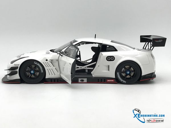 MH NISSAN GT-R NISMO GT3 1:18 AUTOART (WHITE)