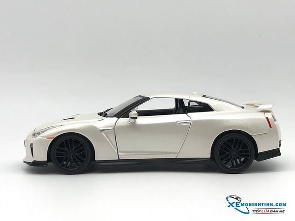 Nissan GT-R Year 2017 Bburago 1:24 (Trắng)