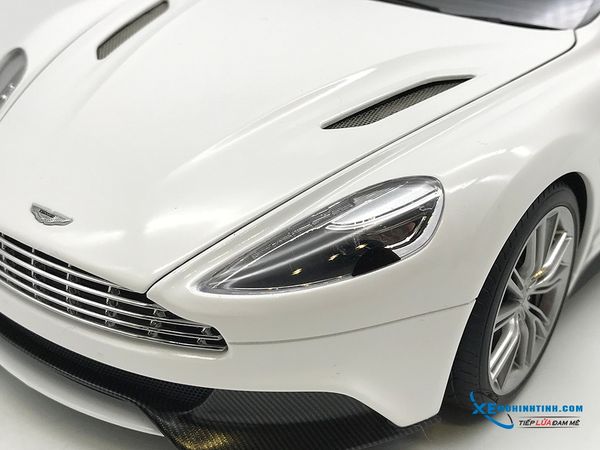 1/18 ASTON MARTIN VANQUISH (GLOSSY WHITE)