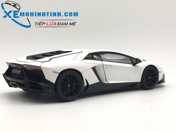 Lamborghini AVENTADOR LP720-4 50TH ANNIVERSARY EDITION Autoart 1:18 (Trắng)