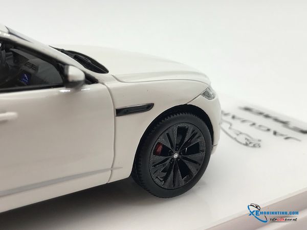 TSM430130 MH TSM-MODEL 1:43 JAGUAR F-PACE POLARIS WHITE