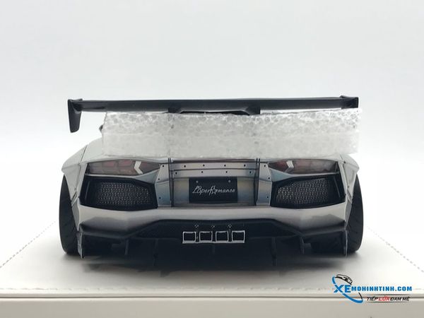 J32-12 MH JUC LAMBORGHINI AVENTADOR LB 1:18 (ANDROMEDA WHITE)