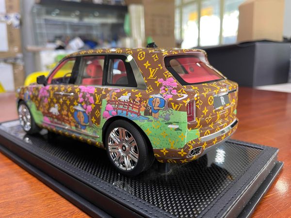 Xe Mô Hình Rolls Royce Cullinan Christmas Special Version x LV 1:18 VIP Models ( Limited 06 / 99 )