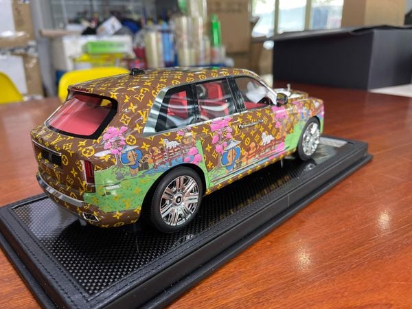 Xe Mô Hình Rolls Royce Cullinan Christmas Special Version x LV 1:18 VIP Models ( Limited 06 / 99 )