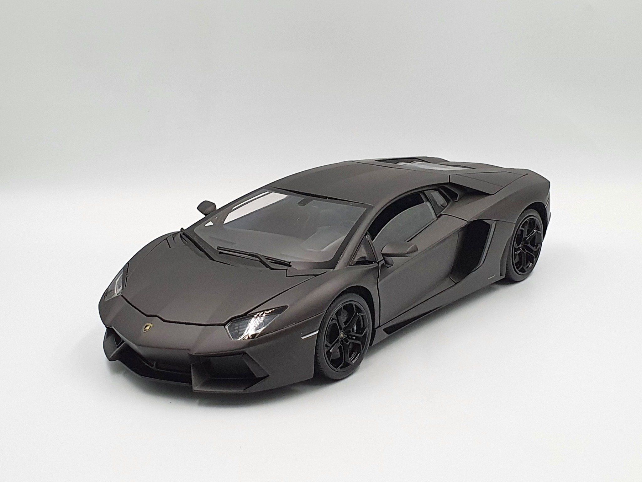 XE MÔ HÌNH LAMBORGHINI AVENTADOR LP700 1:18 WELLY-FX (ĐEN) – Shop