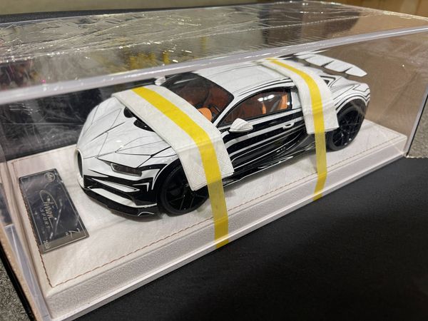 Xe Mô Hình Bugatti Chiron Sport White & Black Stripe 1:18 HH Model ( Trắng Sọc )