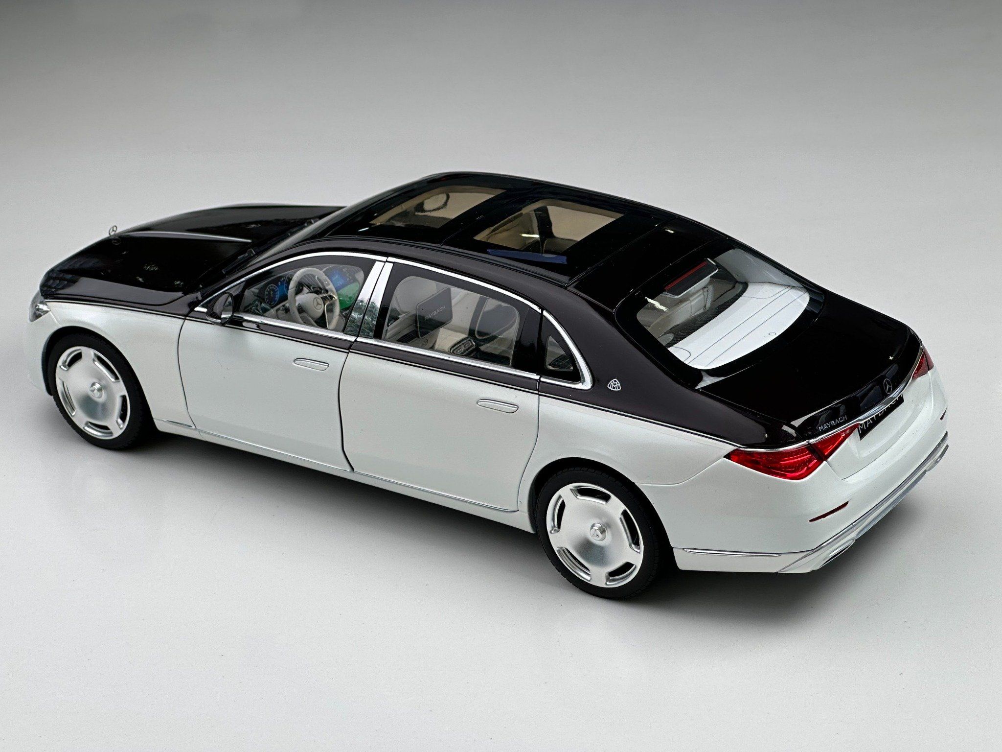 Mô hình xe Mercedes Maybach GLS600 124